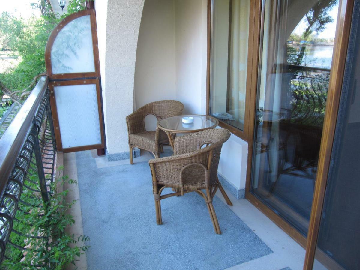 Hotel Insula เนพทุน ภายนอก รูปภาพ